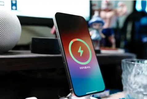 石楼苹果15换屏服务分享用什么充电器给iPhone15充电更好 